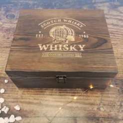 Whisky Geschenk-Set Mit 2 Gläsern, Eiswürfeln Aus Edelstahl, Zange, Samtbeutel In Einer Schönen Holzbox -Perfekter Küchenladen 15225e0acc60b7695d96410036b36fbc