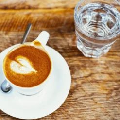 4 X Bruchfeste Gläser Becher Langlebige Wassergläser Aus Stabilem Kunststoff Saft Whisky Glas Partybecher Whiskybecher Trinkbecher In Echter Glasoptik Stapelbar -Perfekter Küchenladen 38b6c630b58df9cb1779683ce5b9a098