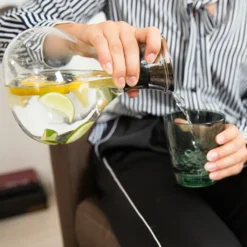 Relaxdays Glaskaraffe 1,5 Liter Bauchig -Perfekter Küchenladen 9742ab88c7148edf41c99e367a828c4c