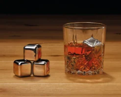 Whisky Geschenk-Set Mit 2 Gläsern, Eiswürfeln Aus Edelstahl, Zange, Samtbeutel In Einer Schönen Holzbox -Perfekter Küchenladen c35d68c3437388441d1681e52ad6adec